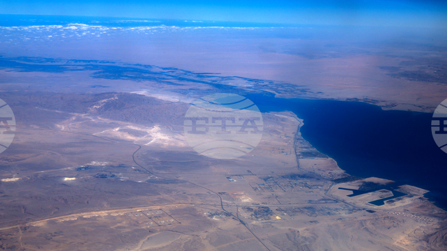 Морският трафик в Суецкия канал не е засегнат от засядането на товарен кораб, обяви управата на съоръжението