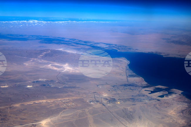 Морският трафик в Суецкия канал не е засегнат от засядането на товарен кораб, обяви управата на съоръжението