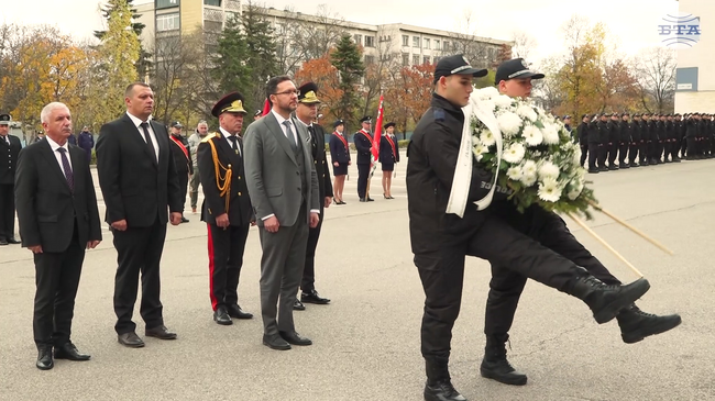 С тържествена церемония и поднасяне на цветя беше отбелязан професионалният празник на българската полиция
