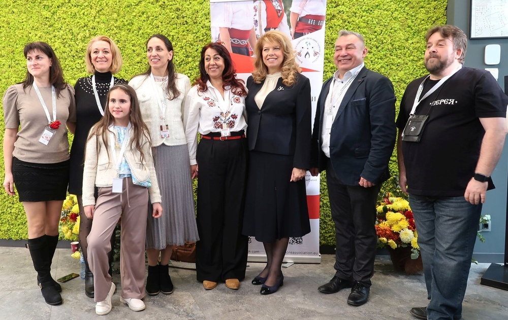 Вицепрезидентът Йотова приветства участниците в срещата на ръководителите на български фолклорни състави в чужбина