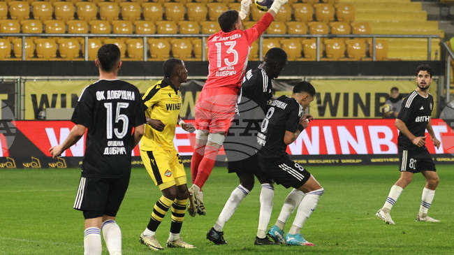 С два гола на резервата Димитър Митков Ботев (Пловдив) обърна десетима от Добруджа за първа домакинска победа през сезона в Първа лига