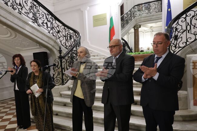 Бистра Винарова-Радева е сред ярките художнички от началото на ХХ век, каза Анелия Николаева при откриването на изложбата "Отвъд портрета"