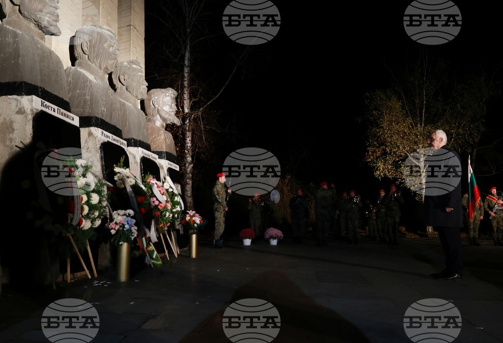 Сливница - Сръбско-българска война - паметник „Петимата капитани“ - полагане на венци и цветя