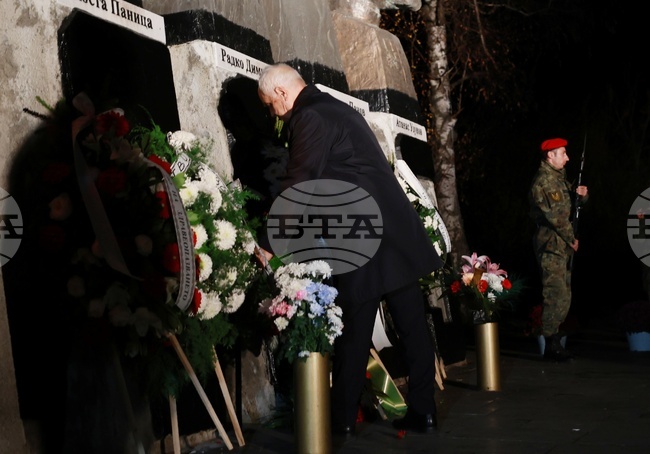 Военни и министри почетоха загиналите по повод 140-годишнината от Сръбско-българската война пред паметника "Петимата капитани" в Сливница 