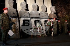 Сливница - Сръбско-българска война - паметник „Петимата капитани“ - полагане на венци и цветя