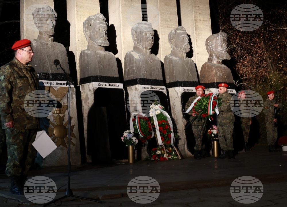 Сливница - Сръбско-българска война - паметник „Петимата капитани“ - полагане на венци и цветя