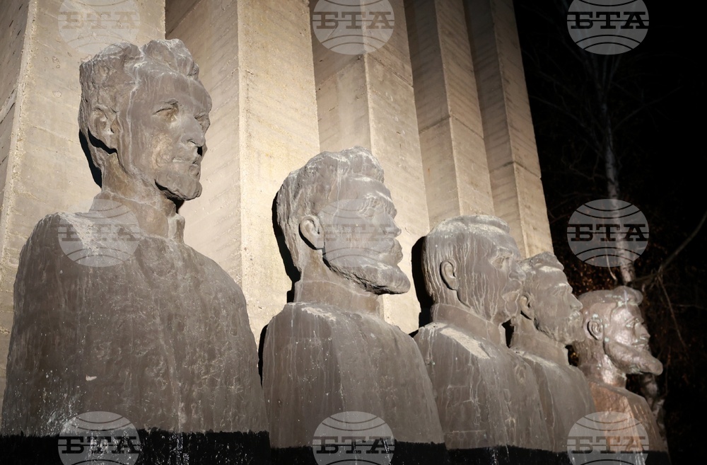 Сливница - Сръбско-българска война - паметник „Петимата капитани“ - полагане на венци и цветя