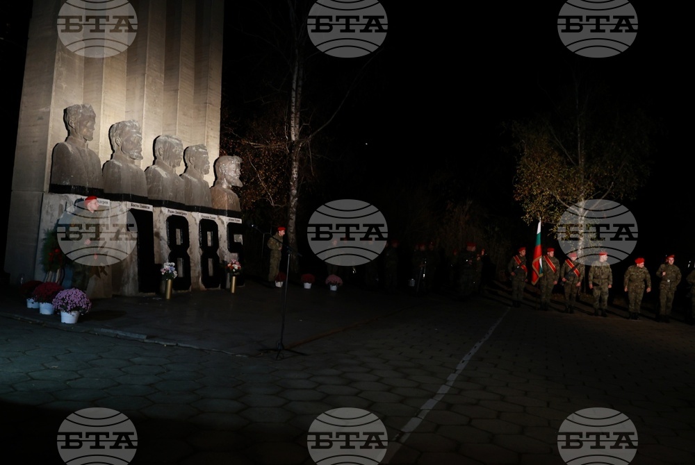 Сливница - Сръбско-българска война - паметник „Петимата капитани“ - полагане на венци и цветя