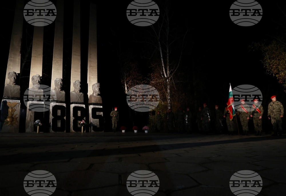 Сливница - Сръбско-българска война - паметник „Петимата капитани“ - полагане на венци и цветя