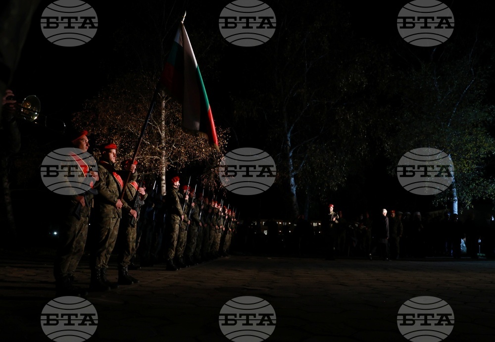 Сливница - Сръбско-българска война - паметник „Петимата капитани“ - полагане на венци и цветя