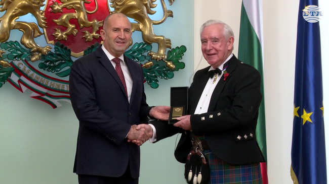 Румен Радев удостои с почетния знак на президента посланика на Великобритания в Либия в периода 2002-2006 г. Антъни Лейдън