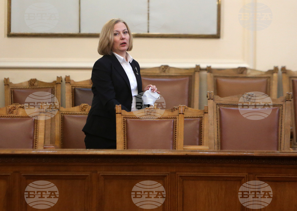 Министър Йорданова каза, че с Лаура Кьовеши не са обсъждали вътрешнополитически въпроси, сред които и оставката на Гешев