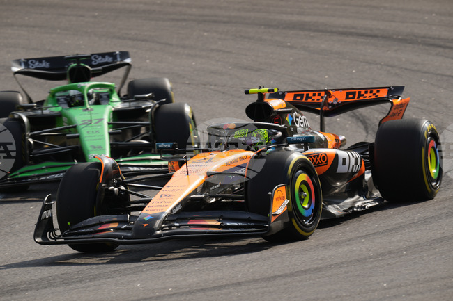 Ландо Норис на полпозишън за спринта в Сао Пауло, Пиастри трети