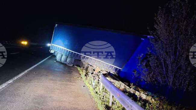 Реорганизация на движението е въведена поради пътнотранспортно произшествие на 346 км на автомагистрала "Хемус"