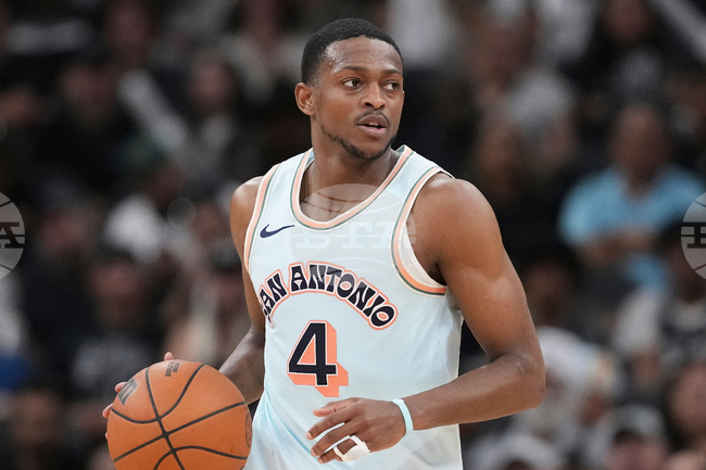 Spurs Fox Returns Basketball