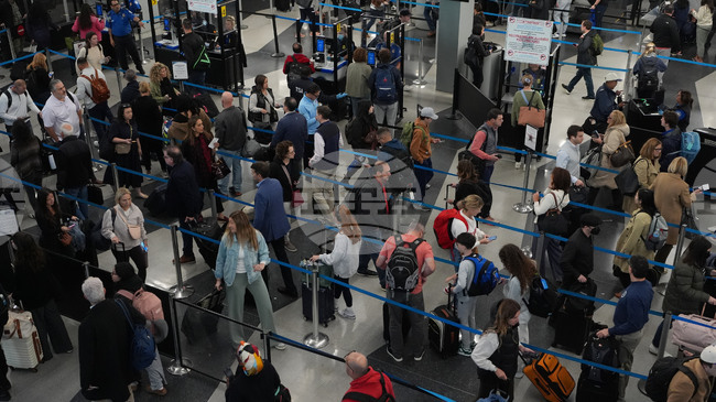 Съкращения на полети засяга въздушното движение в САЩ за втори пореден ден заради спирането на работата на американското правителство