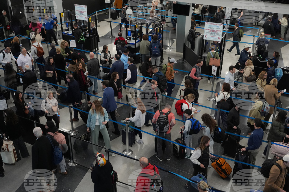 Съкращения на полети засягат въздушното движение в САЩ за втори пореден ден заради спирането на работата на американското правителство