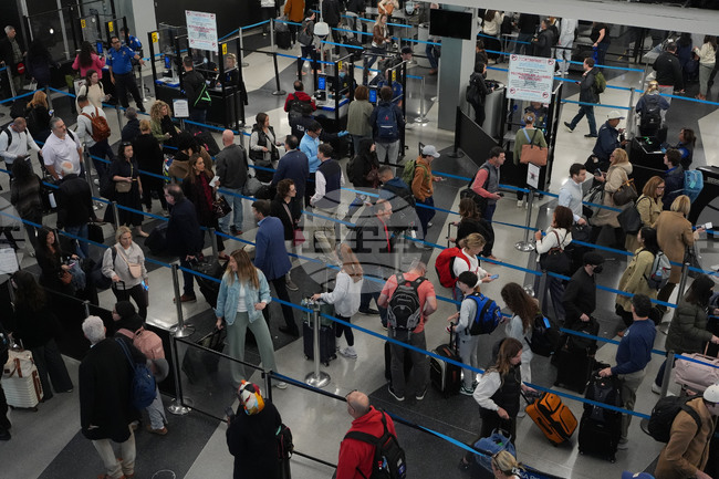 Съкращения на полети засягат въздушното движение в САЩ за втори пореден ден заради спирането на работата на американското правителство