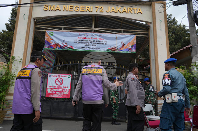 Индонезийската полиция откри подозрително прахово вещество при разследването на експлозиите в джамия в Джакарта