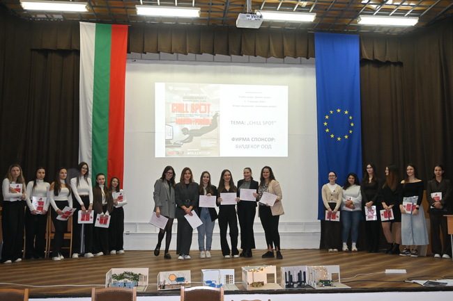 Тазгодишният модул „Дизайн проект I“ с тема „Chill Spot“ вдъхнови бъдещите дизайнери да създадат зона за почивка и креативност от студенти – за студенти в сърцето на своя университет