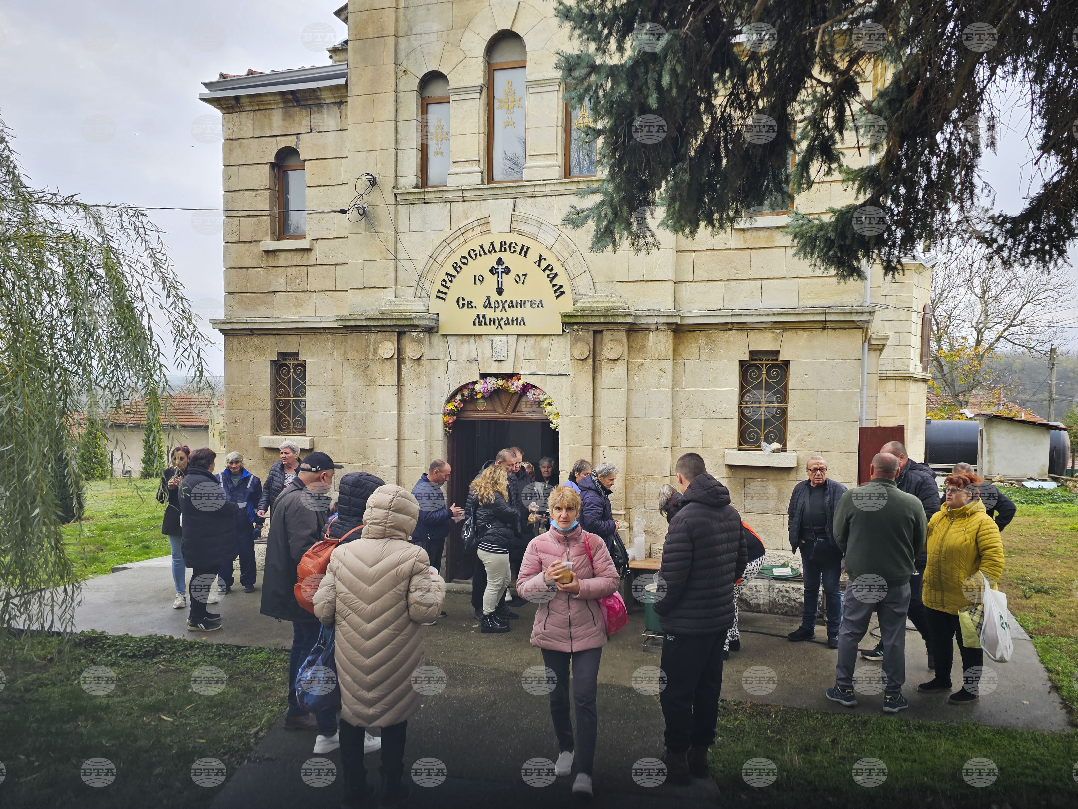 С литургия и курбан беше отбелязан храмовият празник на 118-годишната църква "Свети Архангел Михаил" в русенския квартал "Долапите"