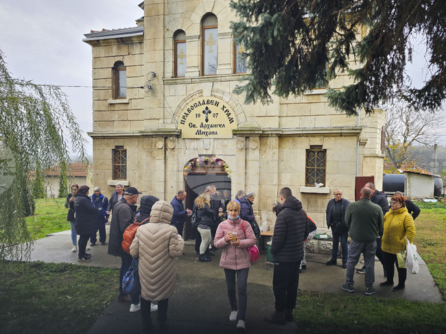 С литургия и курбан беше отбелязан храмовият празник на 118-годишната църква "Свети Архангел Михаил" в русенския квартал "Долапите" 