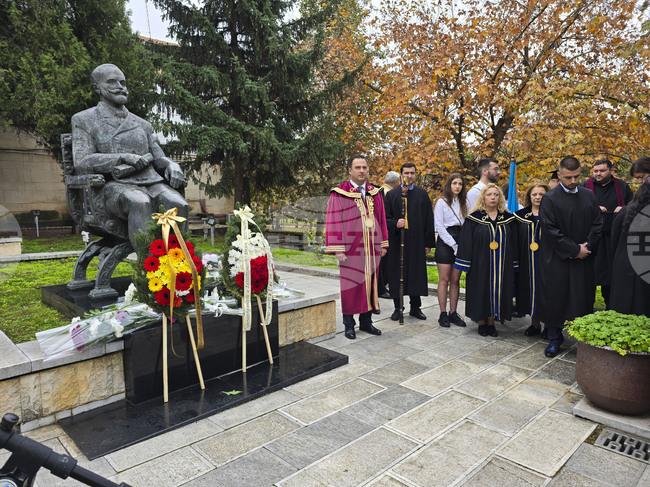 Свищовската стопанска академия „Димитър Апостолов Ценов“ отбелязва днес 173 години от рождението на своя дарител и патрон