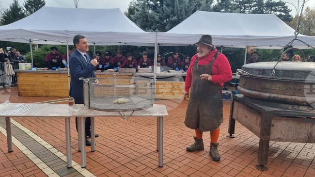 Седмото издание на Фестивала на сармата и кюфтето започна в центъра на Генерал Тошево