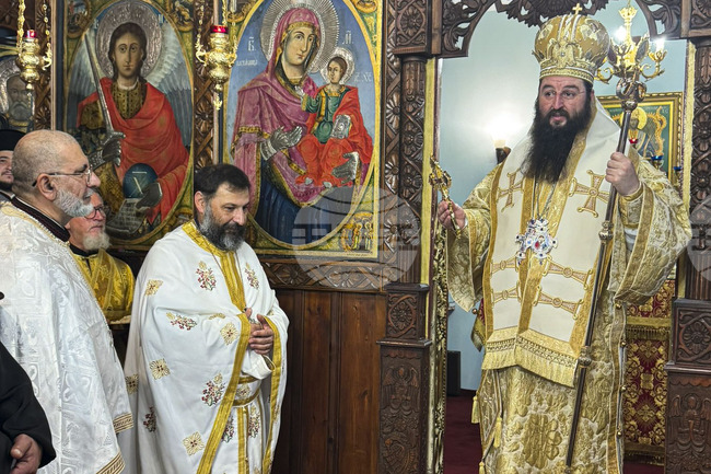 Драговитийският епископ Василий, игумен на Троянския манастир, възглави светата литургия в храм "Св. Архангел Михаил" във Варна