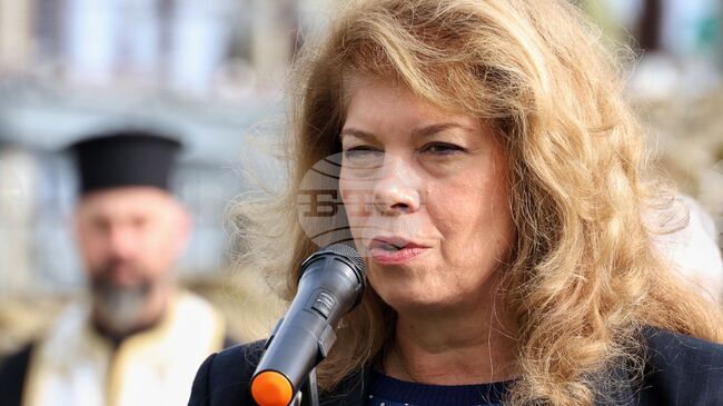 Шипка е крепост на българската памет и тя е неподвластна на всякакво злободневие, разделение и омраза, заяви президентът Илияна Йотова