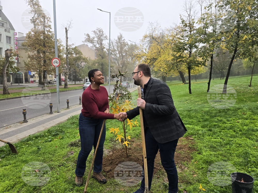 Пловдив - джаз певицата Лиз Райт засади дръвче