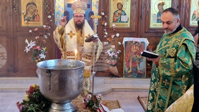 Видинският митрополит Пахомий отслужи света литургия за празника на църквата "Св. Архангел Михаил“ в село Спанчевци, община Вършец