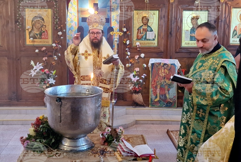 Видинският митрополит Пахомий отслужи света литургия за празника на църквата "Св. Архангел Михаил“ в село Спанчевци, община Вършец