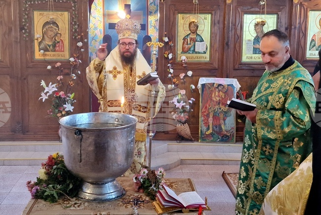 Видинският митрополит Пахомий отслужи света литургия за празника на църквата "Св. Архангел Михаил“ в село Спанчевци, община Вършец