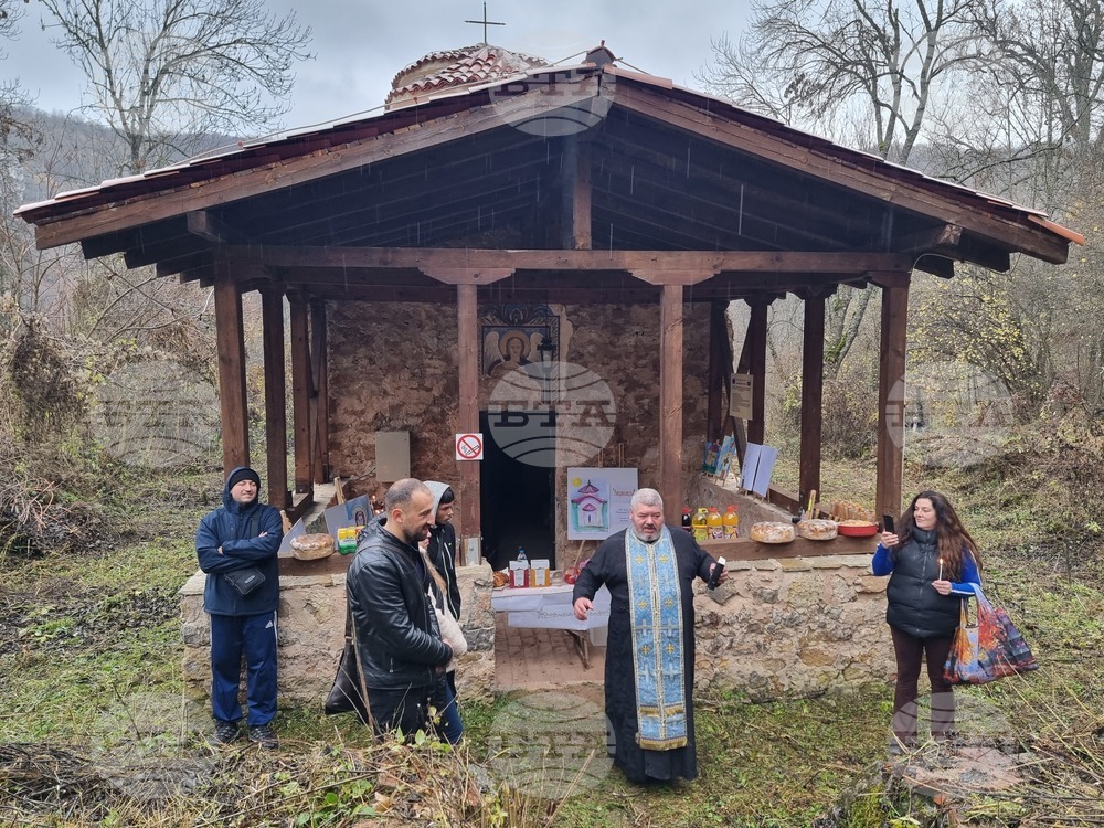 С изложба и водосвет Трънският манастир отбеляза храмовия си празник