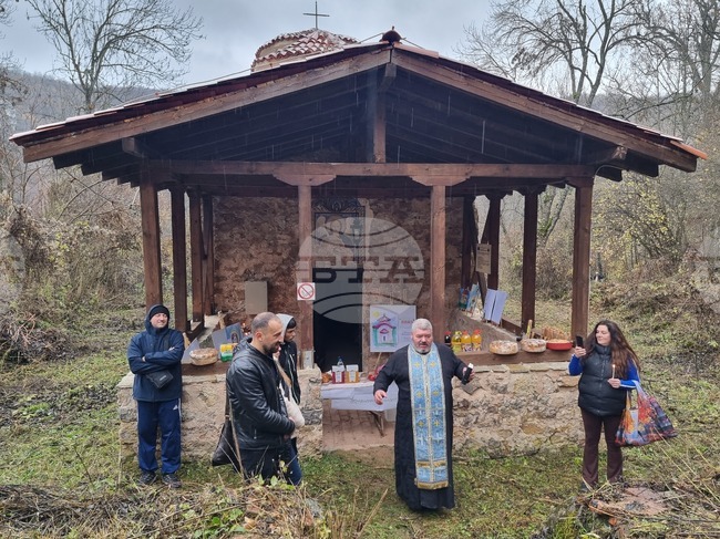 С изложба и водосвет Трънският манастир отбеляза храмовия си празник