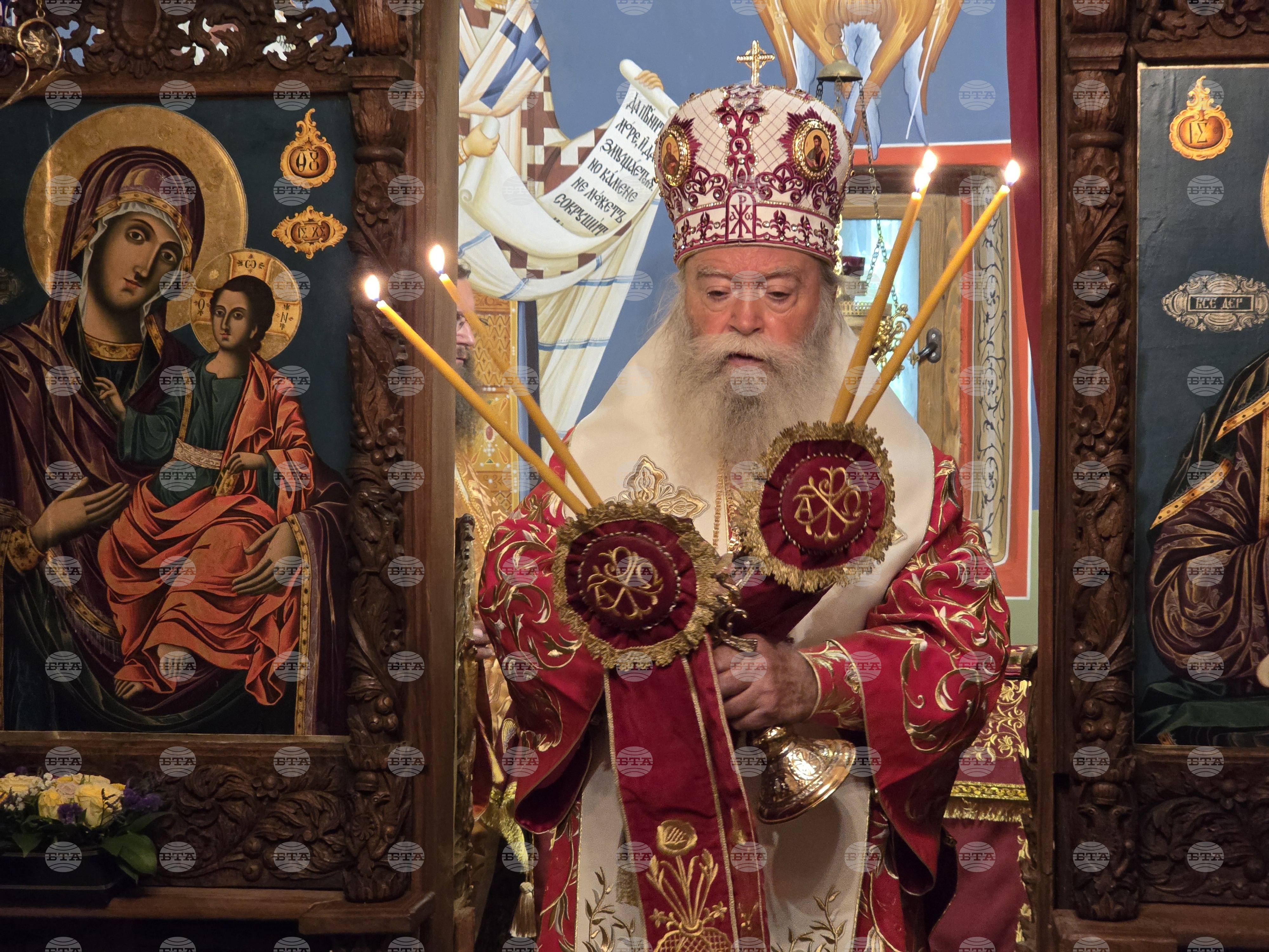 Нека Христовото Рождество да ни дарува мир в домовете, радост в сърцата и благоденствие в делата ни, призова Ловчанският митрополит Гавриил