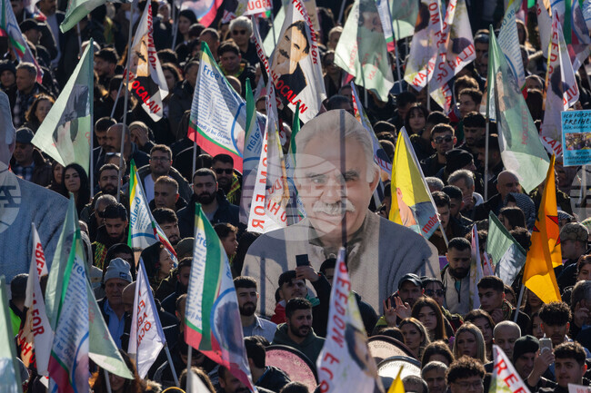 Хиляди кюрди се събраха в германския град Кьолн, за да поискат освобождаването на лидера на Кюрдската работническа партия Абдуллах Йоджалан