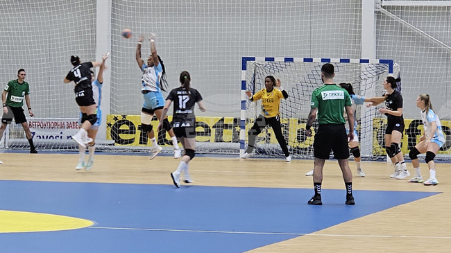 Бяла допусна домакинска загуба от силния испански отбор Атлетико Гуардес в първия мач от третия кръг на турнира за Купата на ЕХФ за жени