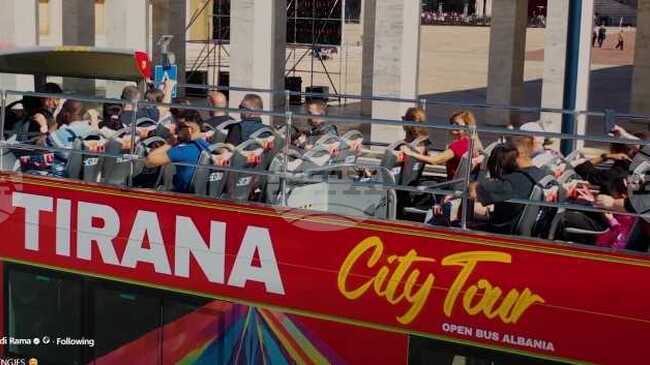 АТА: Двуетажен туристически автобус за посетителите, които искат да се запознаят с Тирана