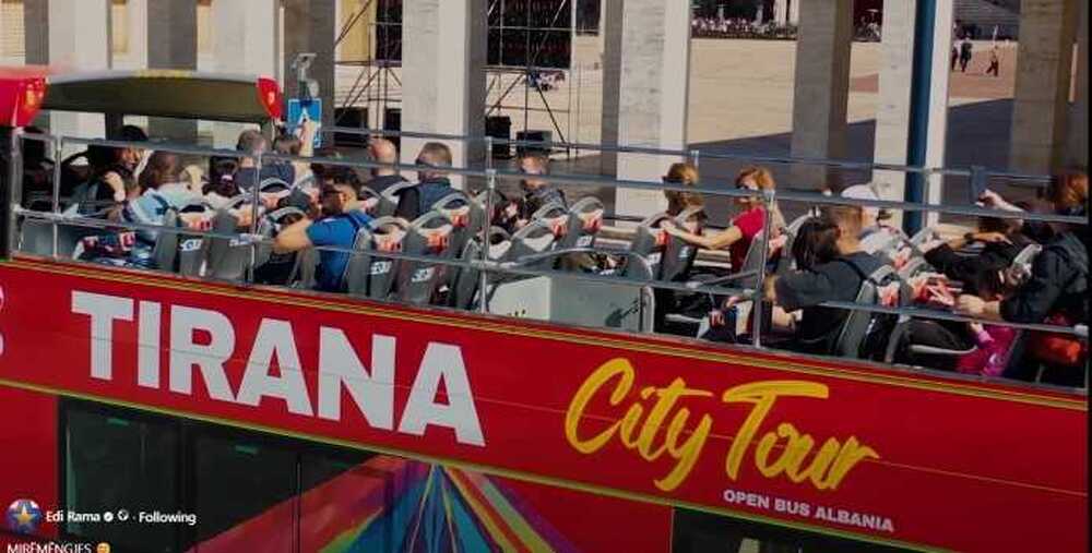 АТА: Двуетажен туристически автобус за посетителите, които искат да се запознаят с Тирана