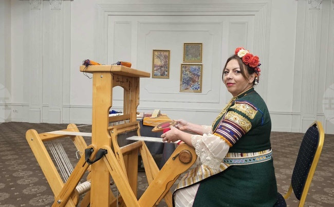 Майсторът занаятчия Мадлен Божилова беше лектор на Четвъртата творческа среща на ръководителите на българските фолклорни състави в чужбина