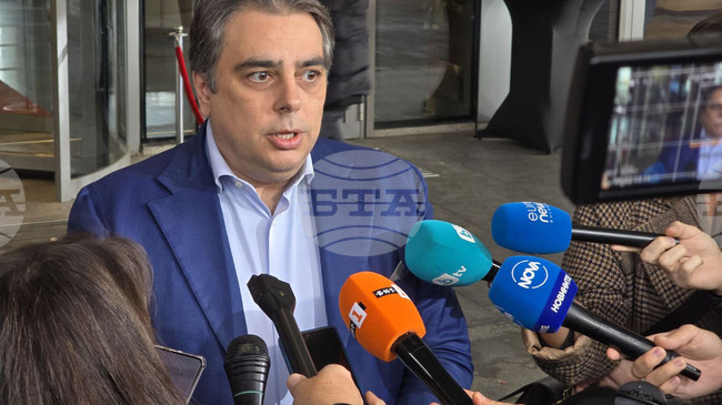 Не е добра идея хората, които фалираха "Булгартабак", да се упражняват върху рафинерията в Бургас, коментира Асен Василев