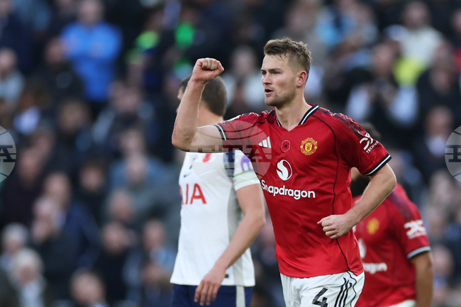 Защитникът на Манчестър Юнайтед Матайс де Лихт призова за реакция от отбора след загубата от Евертън