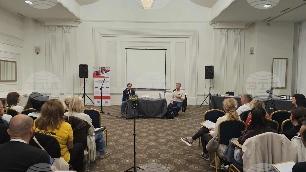 Доц. Георги Гаров представи пред ръководители на български състави от чужбина лекция за Пиринската фолклорна област