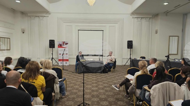 Доц. Георги Гаров представи пред ръководители на български състави от чужбина лекция за Пиринската фолклорна област