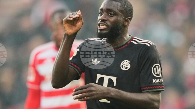 Байерн Мюнхен ще изчака преди да предложи удължаване на договора на защитника Дайо Упамекано