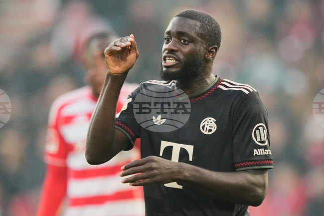 Байерн Мюнхен ще изчака преди да предложи удължаване на договора на защитника Дайо Упамекано