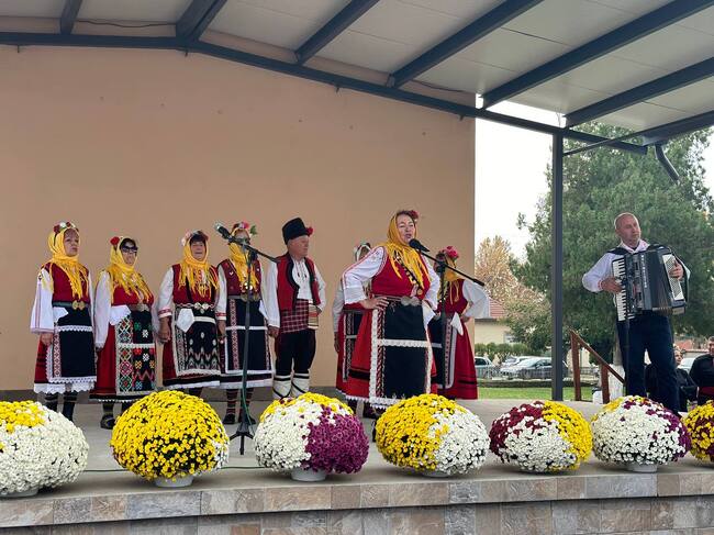 Община Русе: Сандрово отбеляза своя празник с много музика и народни танци