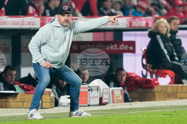 Унион Берлин продължи договора на треньора си Щефен Баумгарт